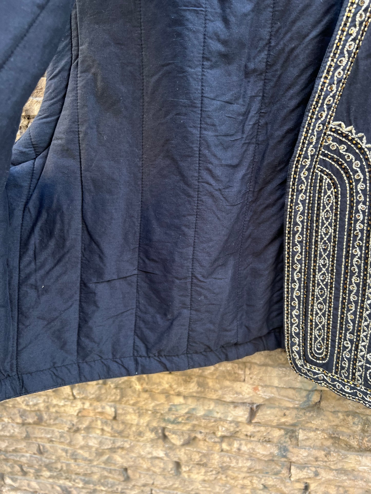 ZARA. Chaleco negro acolchado abalorios. T L