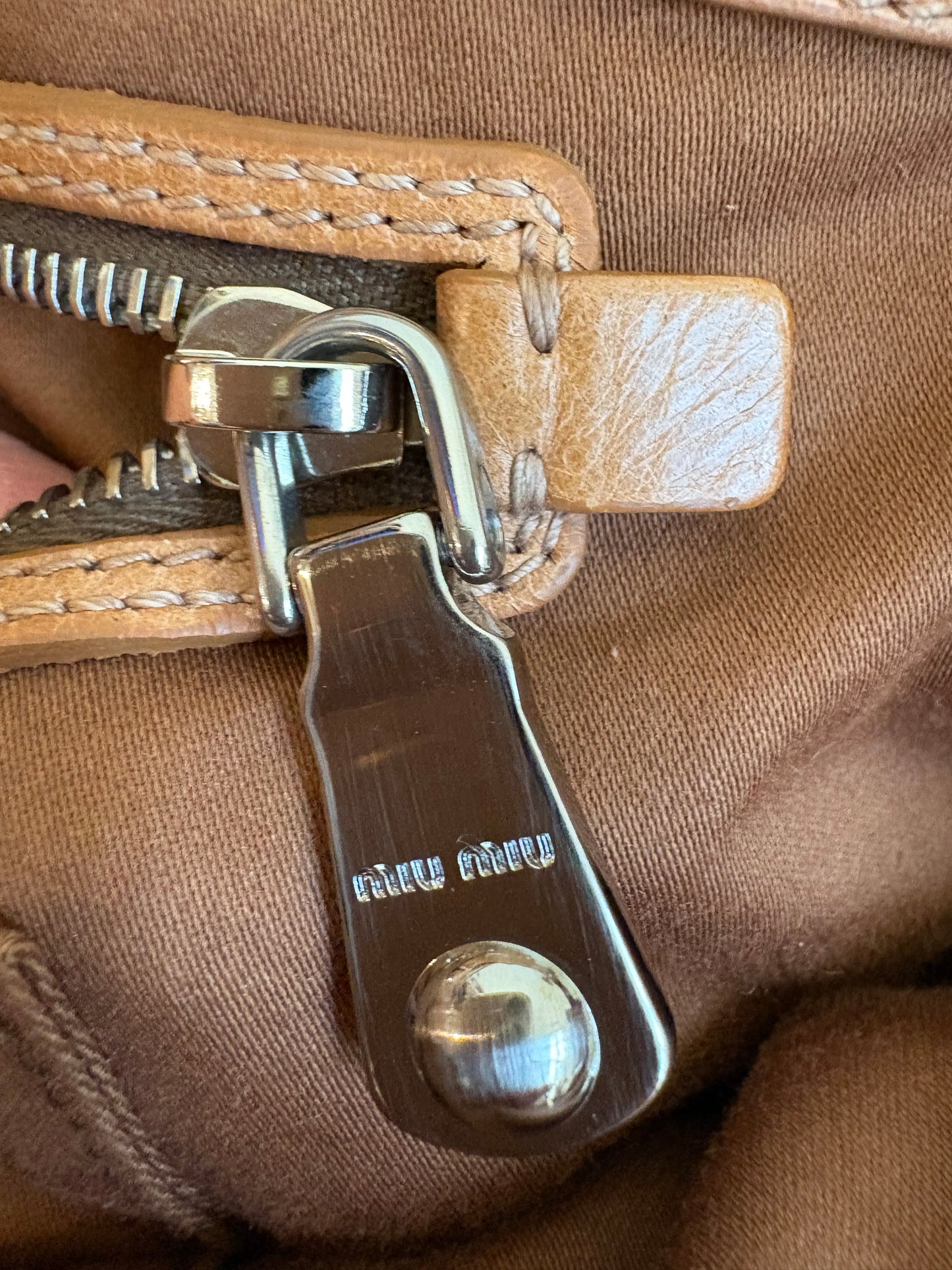 MIU MIU. Bolso trenzado piel