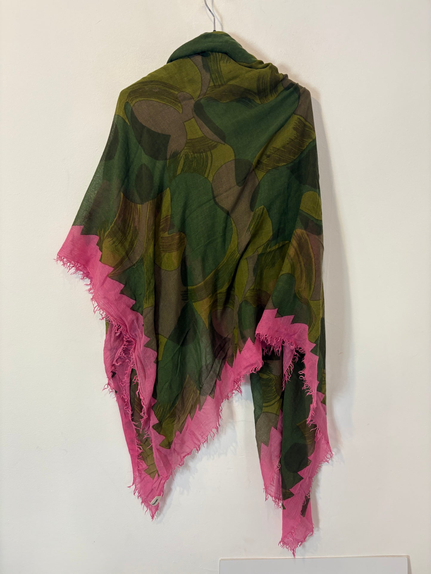 ZADIG & VOLTAIRE. Pañuelo fluido verde y rosa