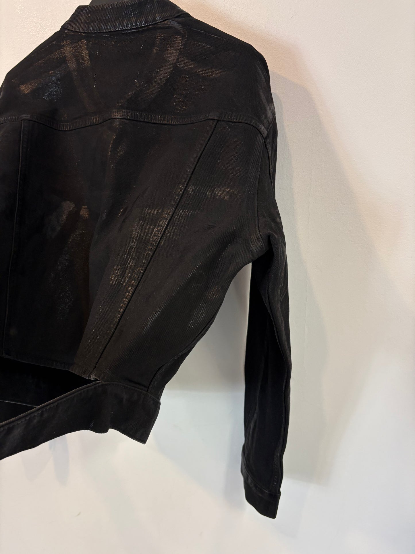 ZARA x KAIA GERBER. Cazadora negra textura
