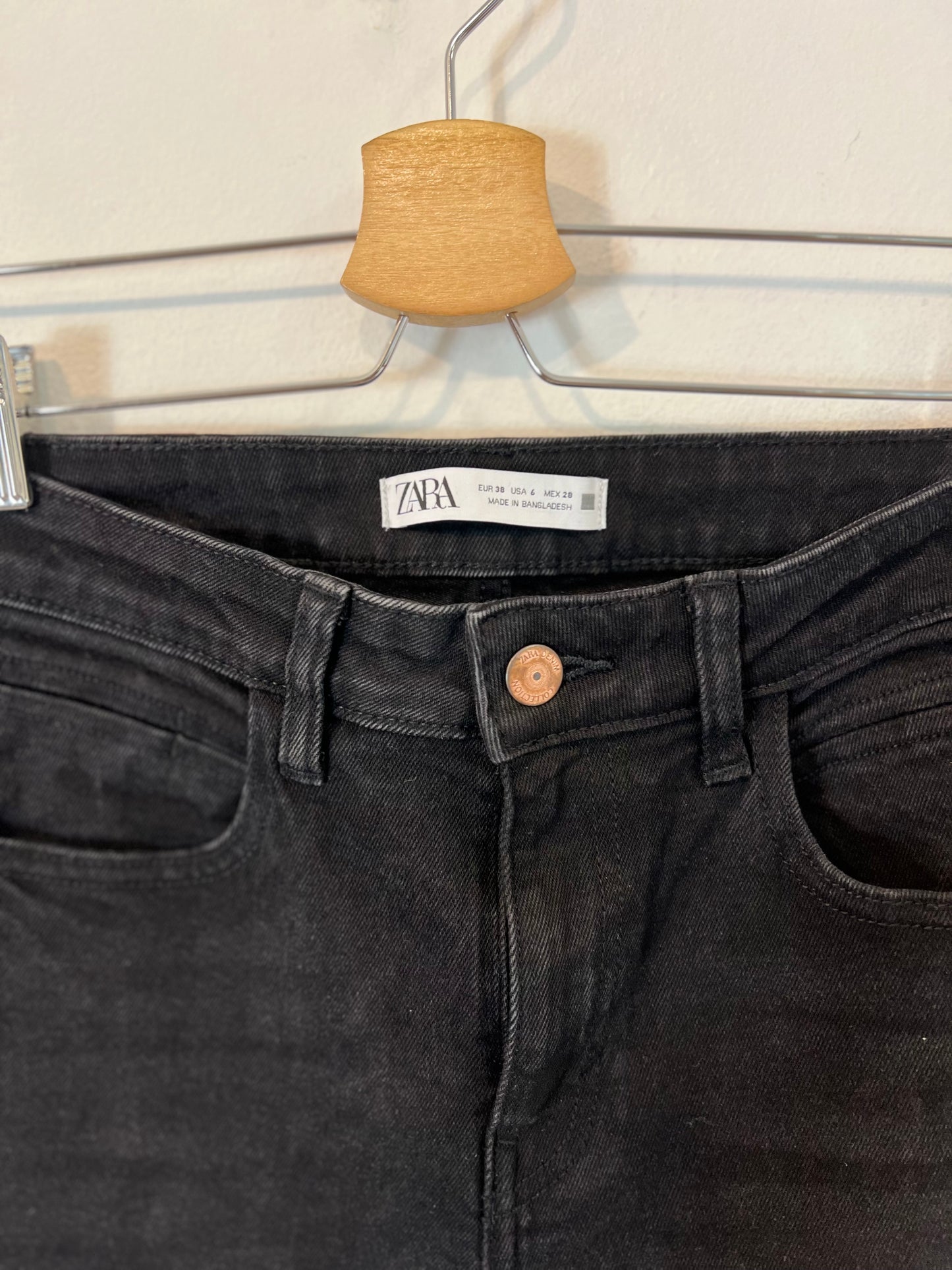 ZARA. Pantalón negro campana T.38