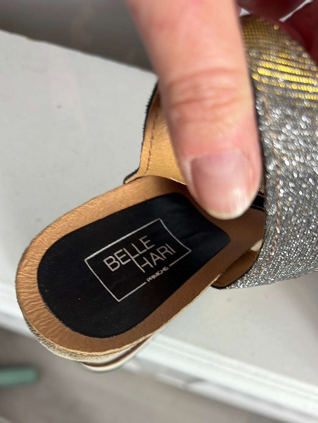 BELLE HARI. Cuñas tiras brillo T.40