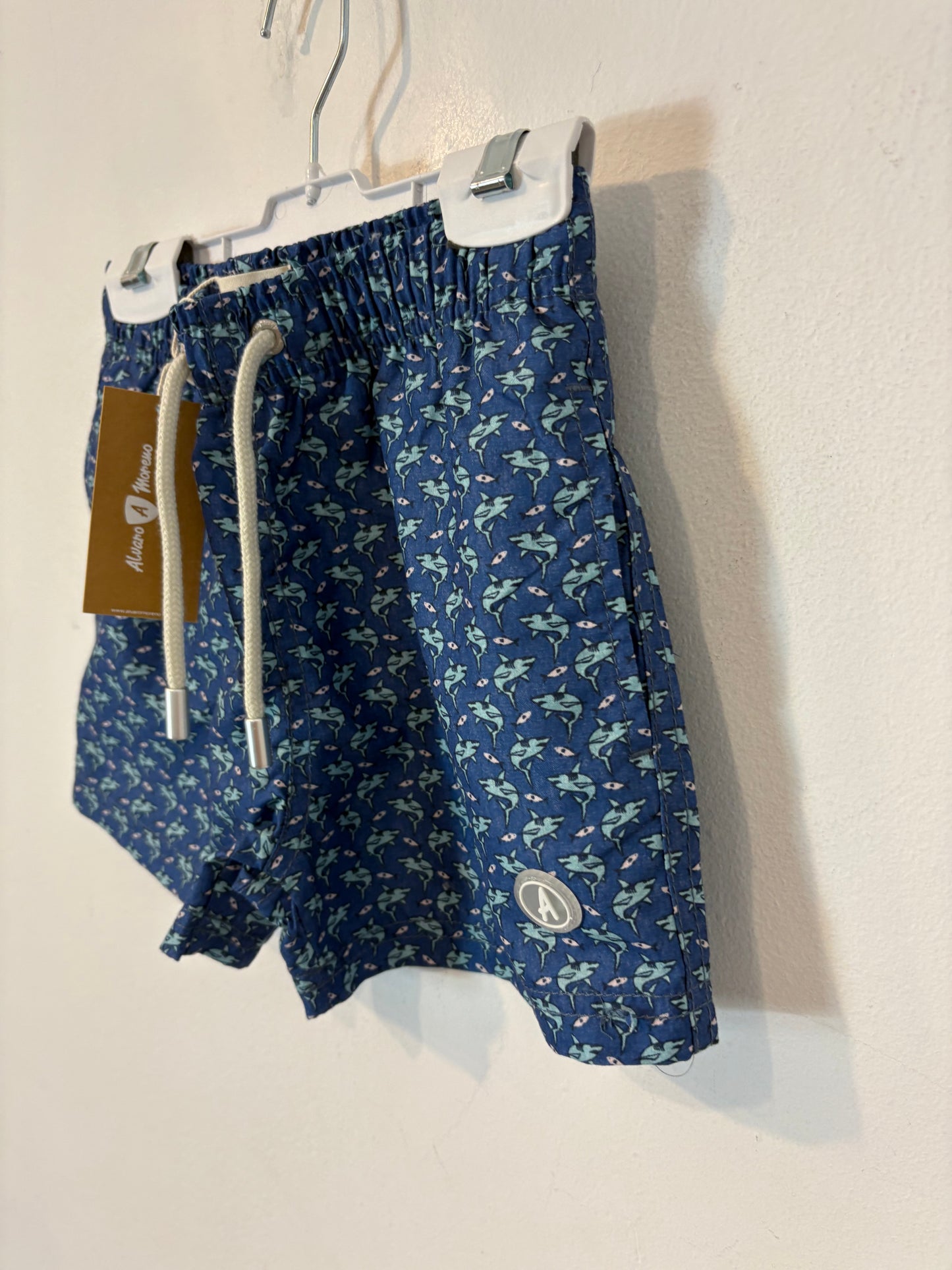 ALVARO MORENO. Bañador azul tiburones. T 5-6 años