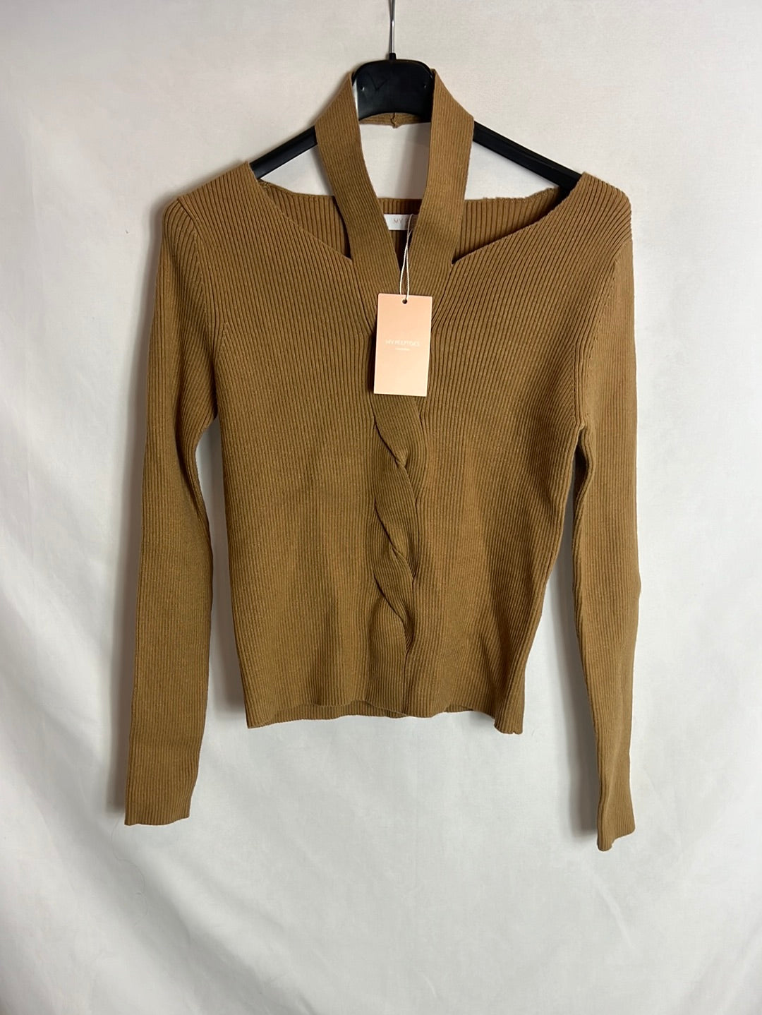 MY PEEPTOES. Camel ribbed sweater with neck detail. TS
