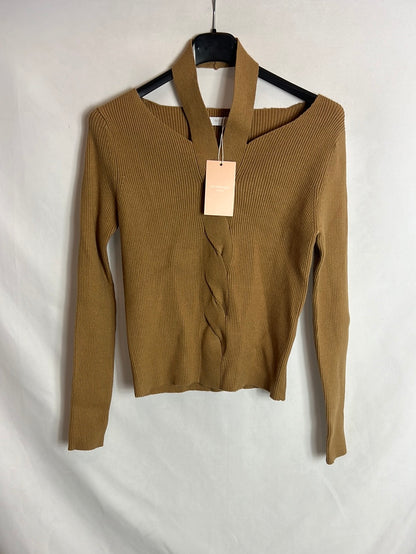 MY PEEPTOES. Camel ribbed sweater with neck detail. TS