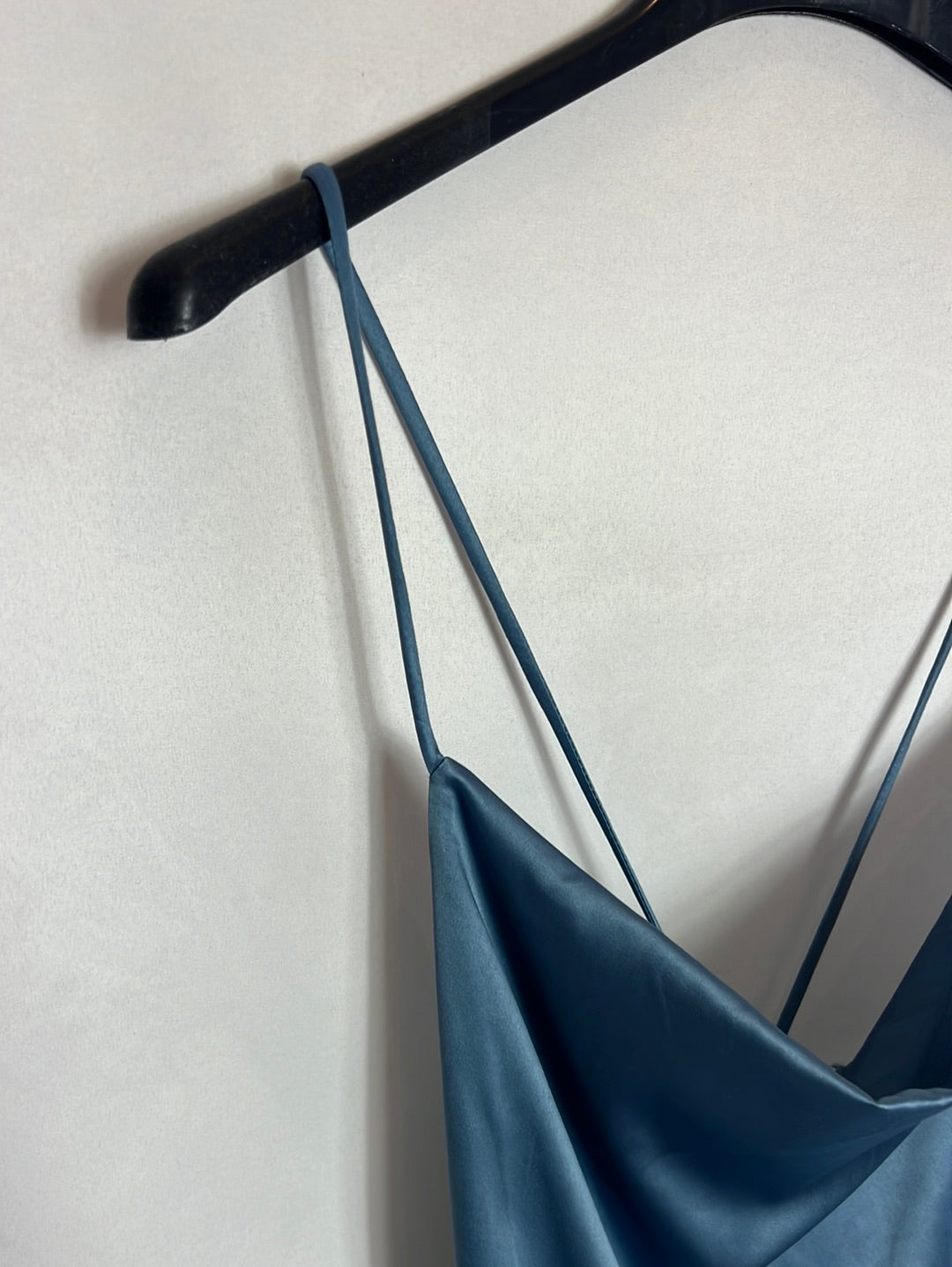 PULL&BEAR . Vestido corto azul satinado. T XS