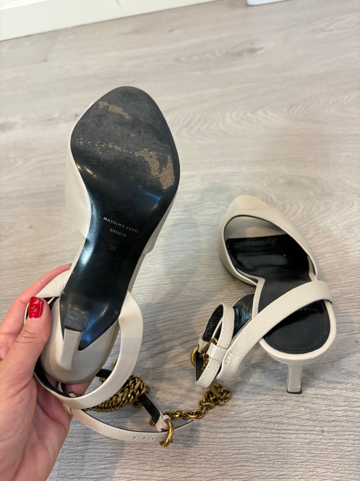 MASSIMO DUTTI STUDIO. Sandalia piel en crudo. T 38