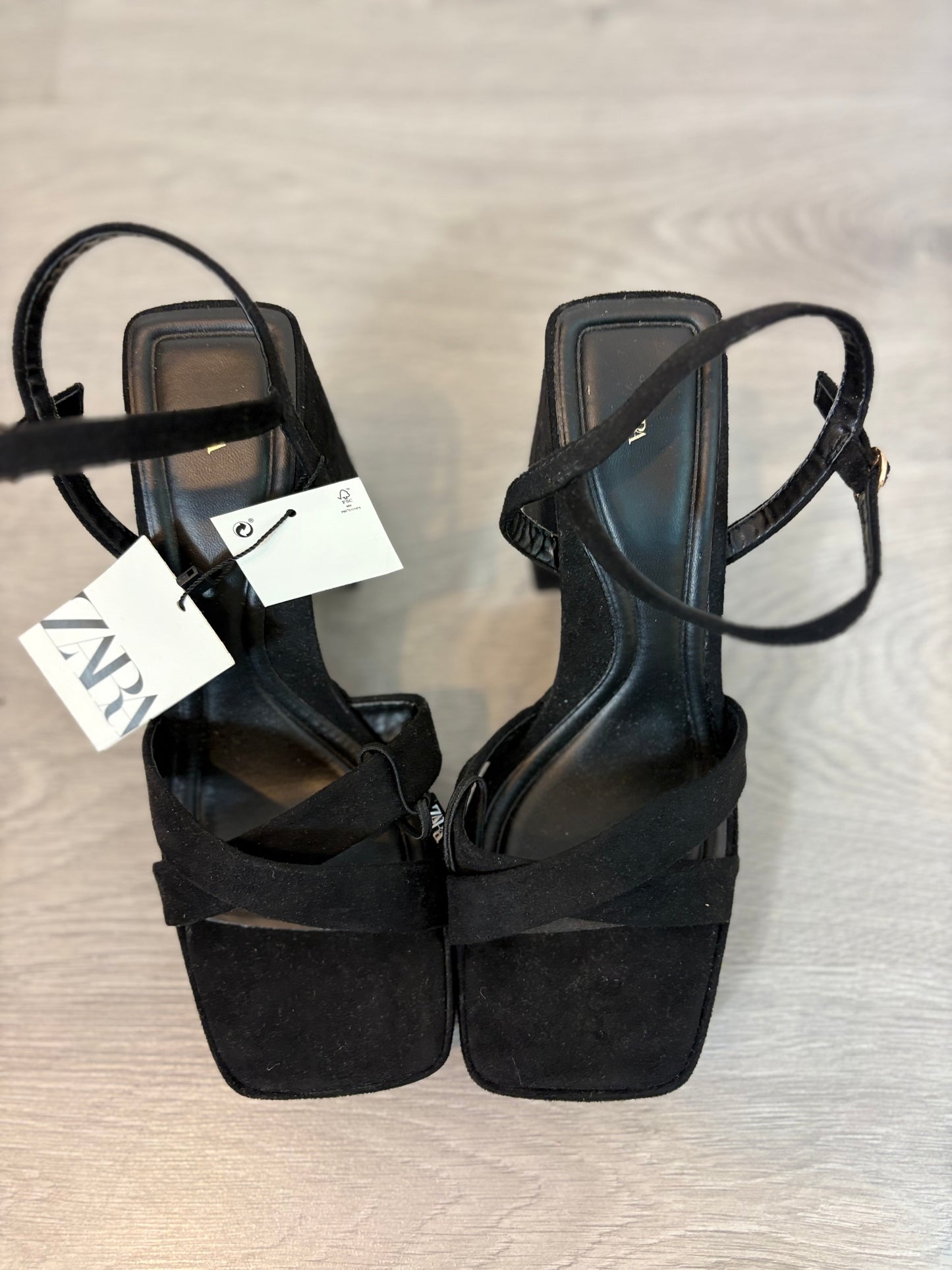 ZARA. Sandalias negras plataforma T.38