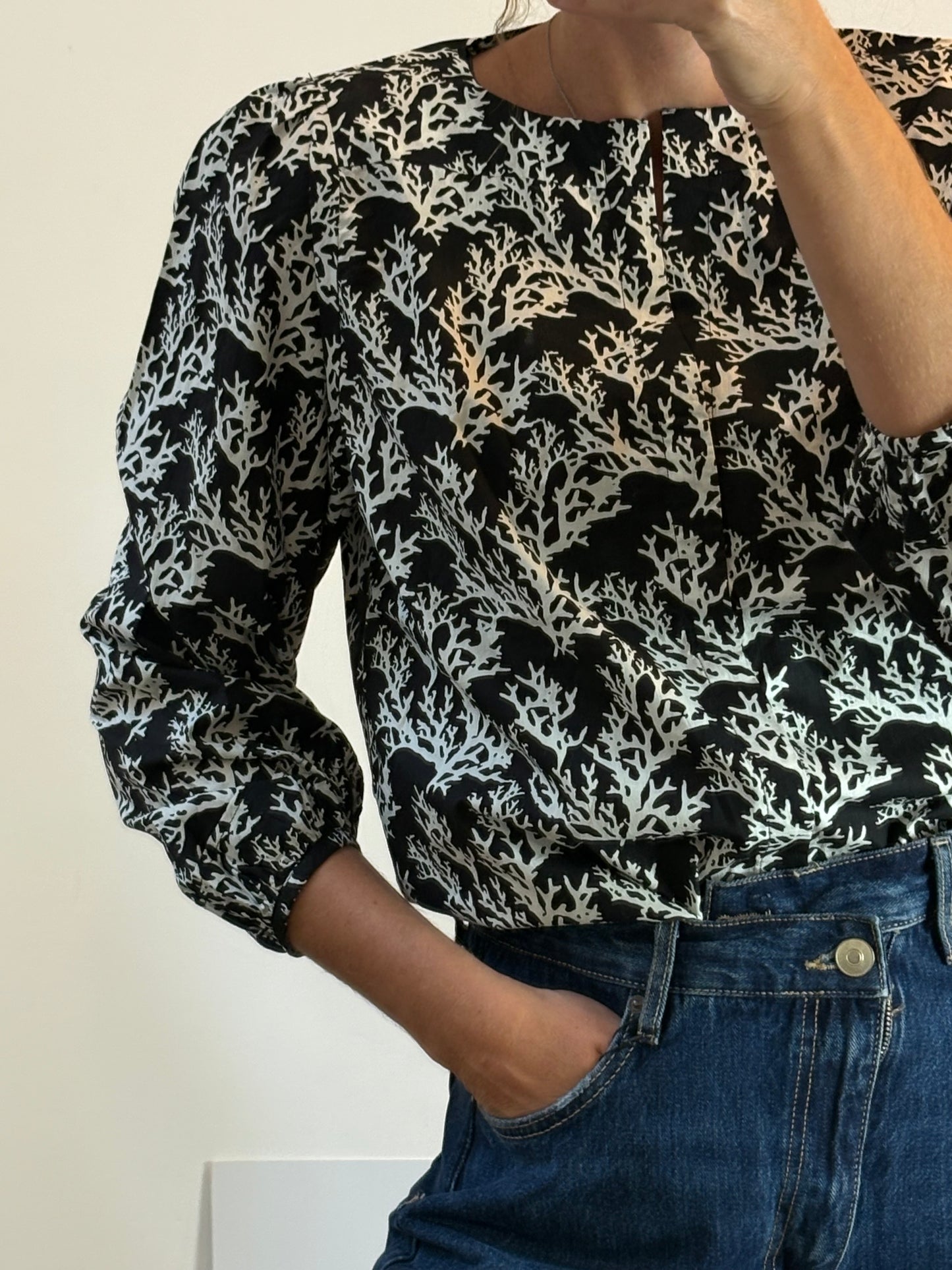 SOEUR. Blusa negra corales