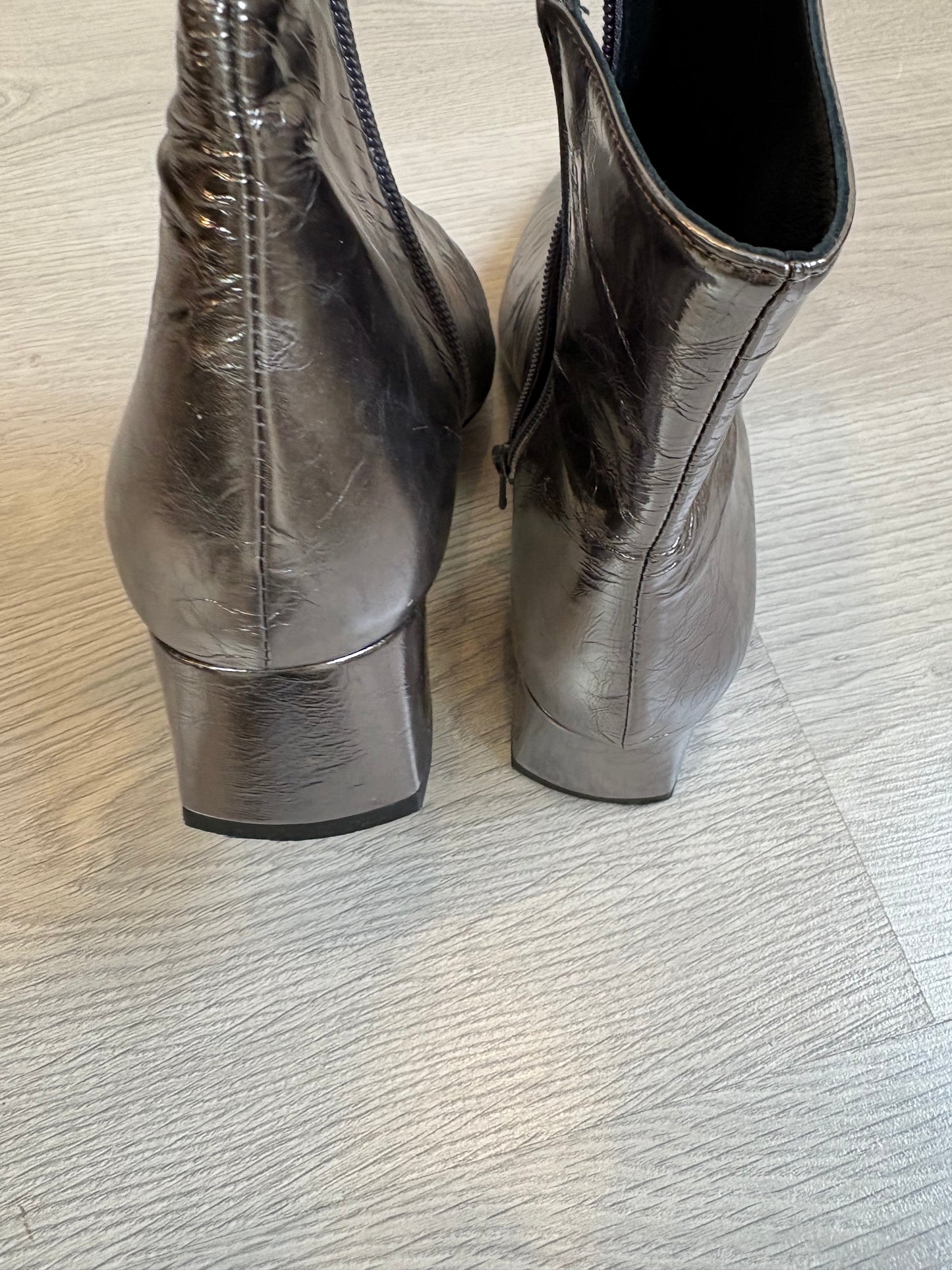 MAS 34. Botines piel plomo. T 40