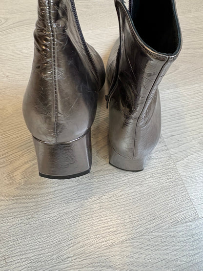 MAS 34. Botines piel plomo. T 40