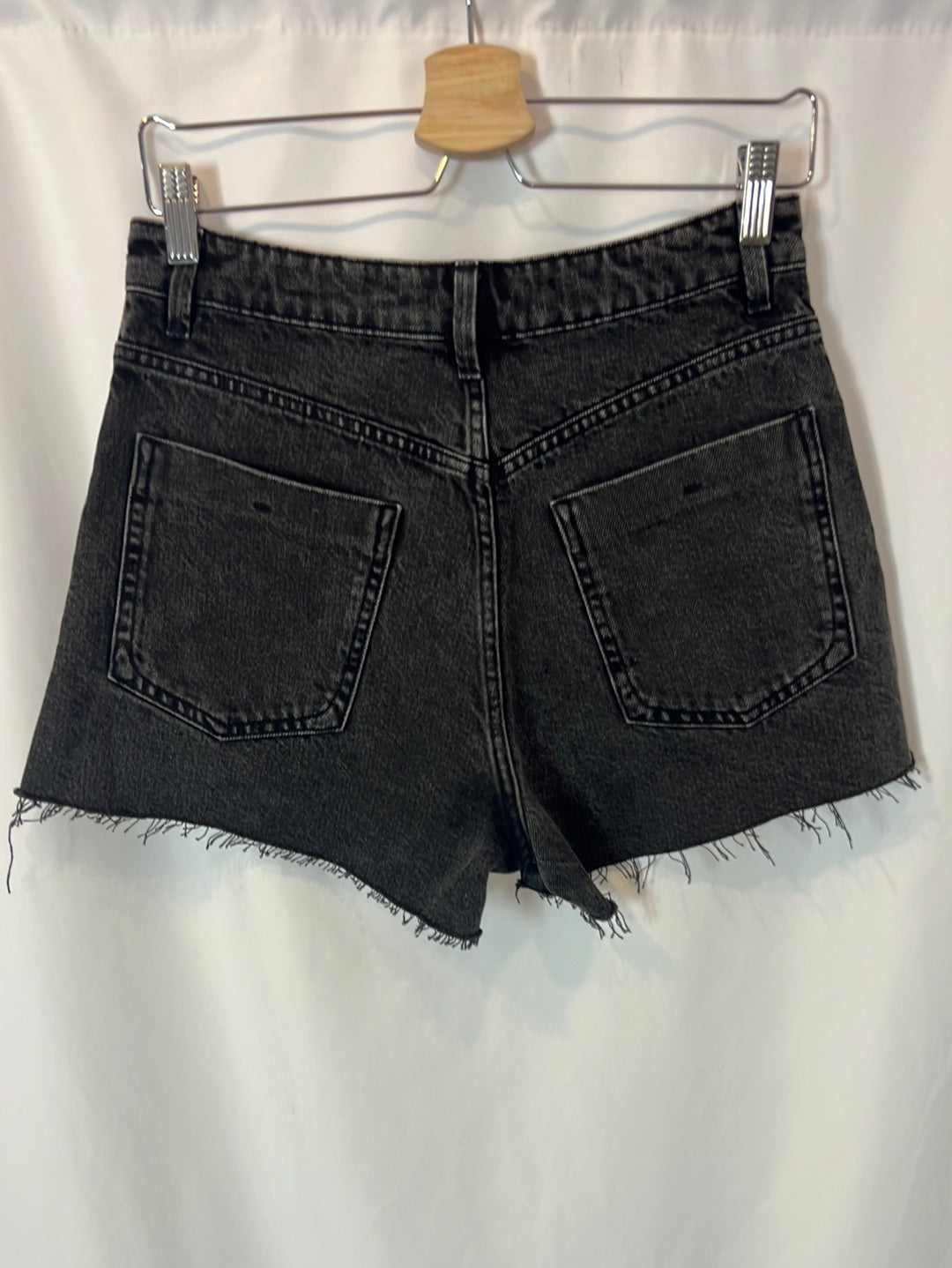 ZARA. Denim shorts gris oscuro. T 38