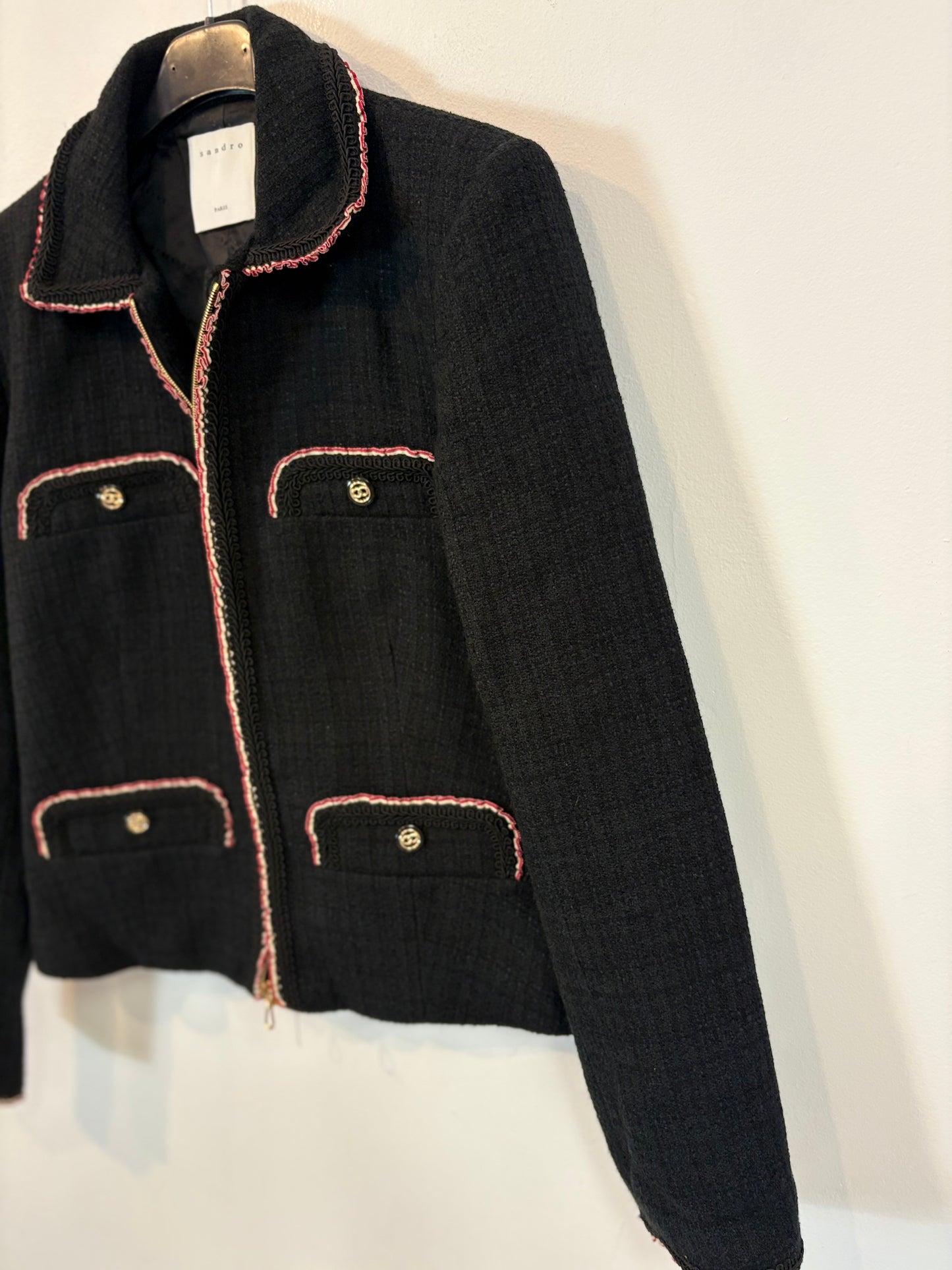 SANDRO. Chaqueta negra tweed bolsillos