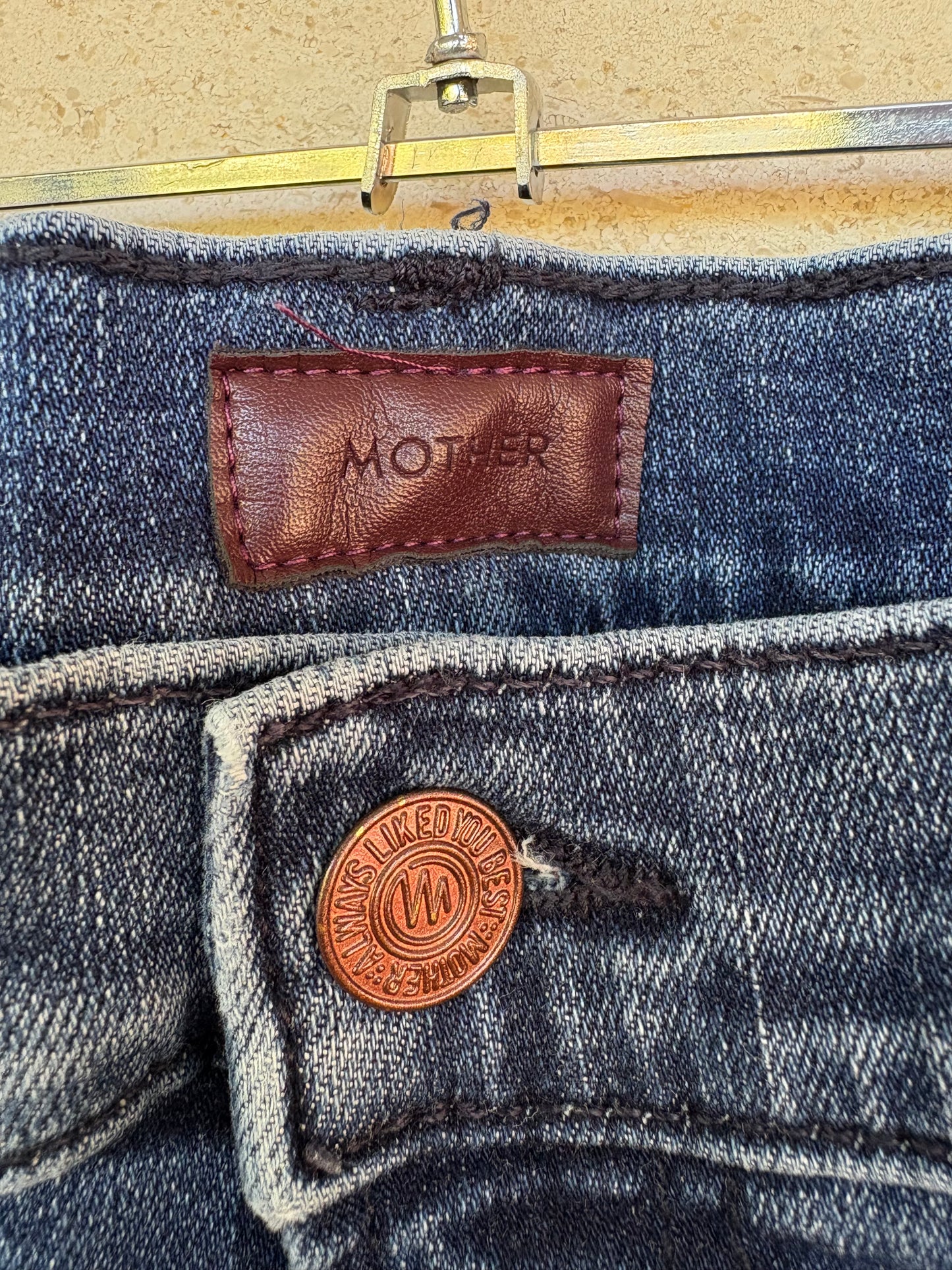 MOTHER. Pantalón denim ligeramente acampanado  T.26