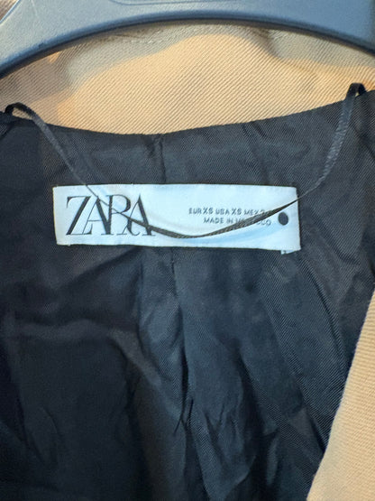 ZARA. Blazer camel botones dorados