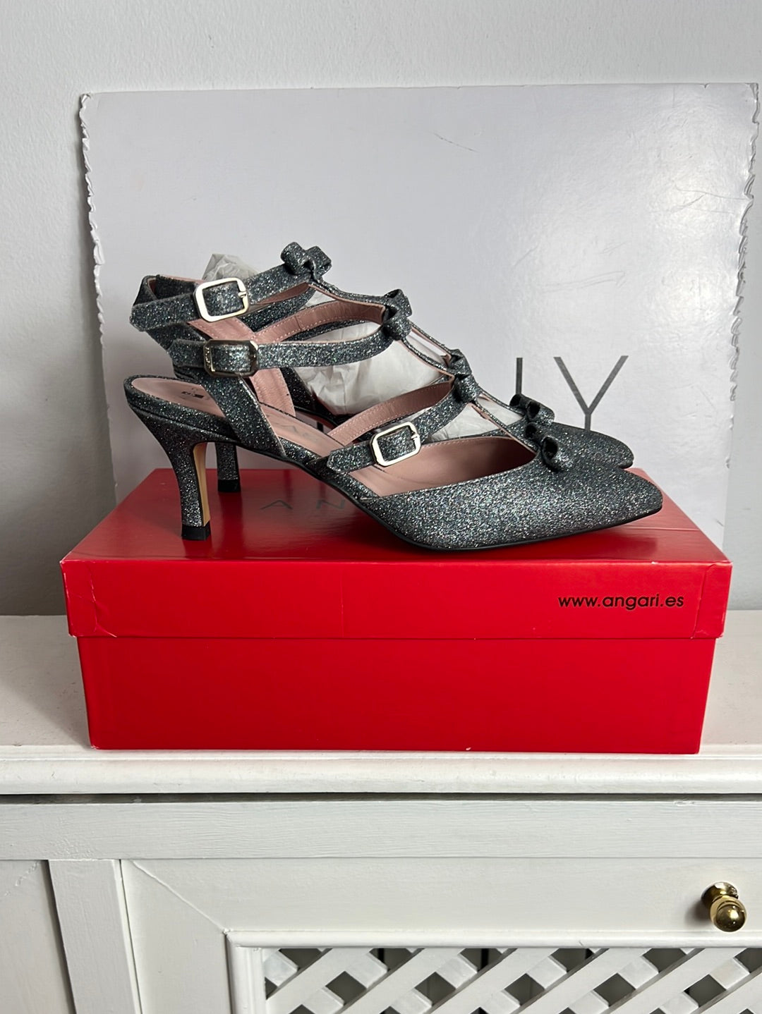 ANGARI. Zapatos tacón purpurina tiras. T 37