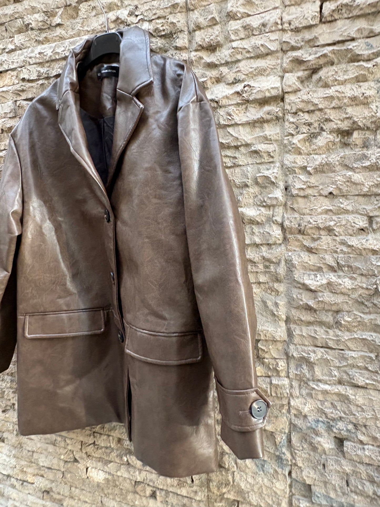 SFERA. Abrigo marrón efecto piel