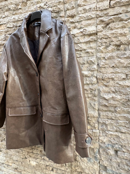 SFERA. Abrigo marrón efecto piel