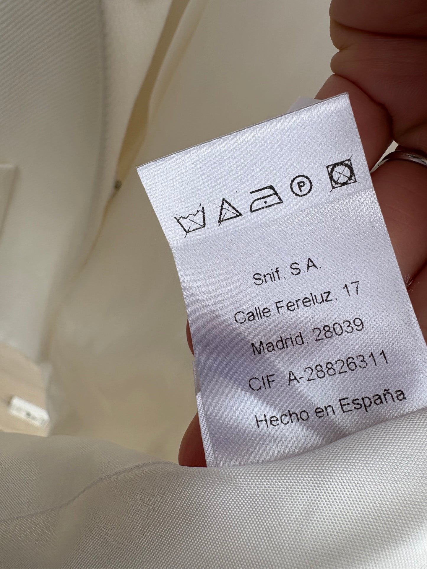 ROBERTO TORRETTA. Chaqueta larga blanca textura