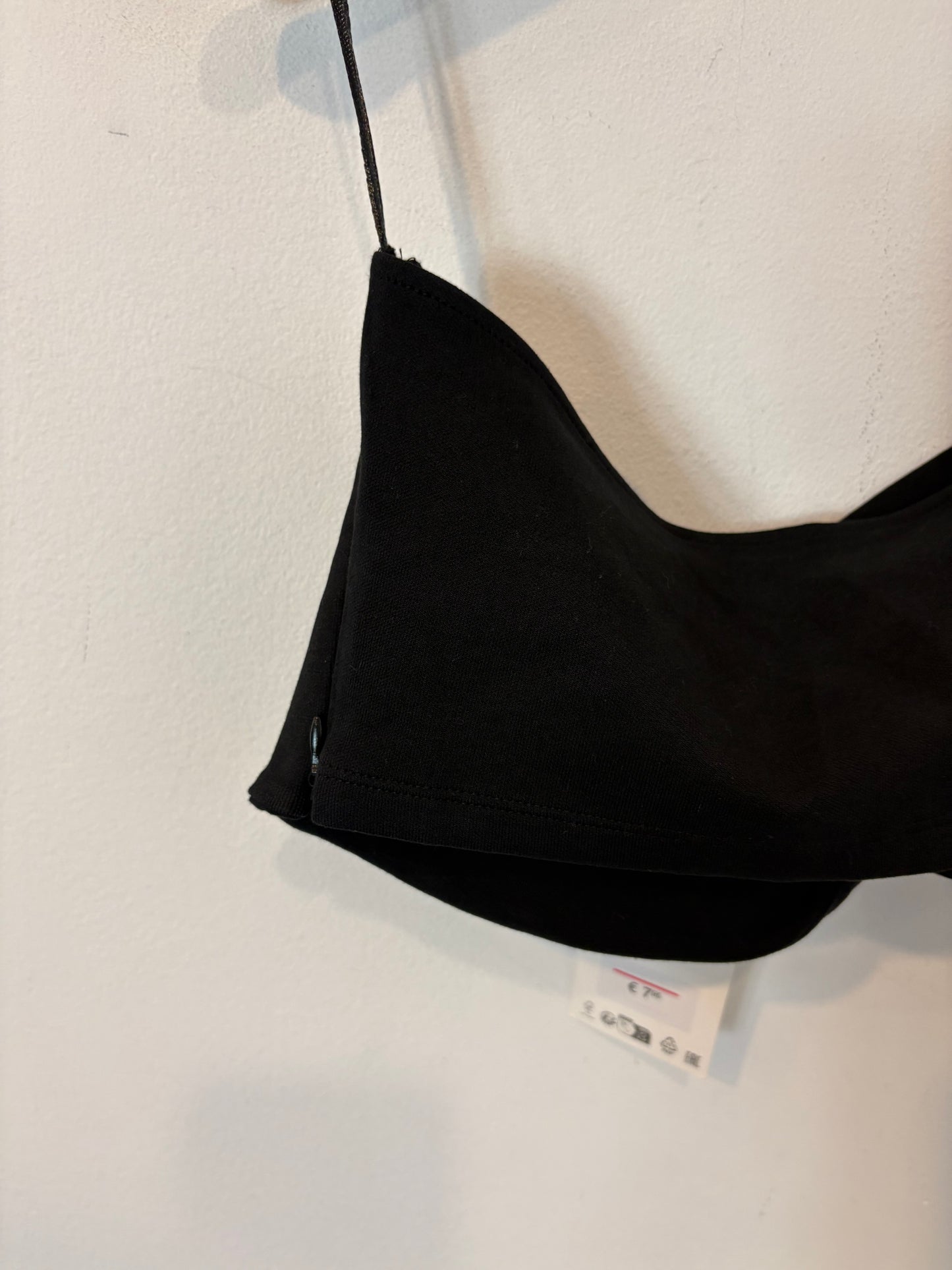 ZARA. Top negro palabra de honor