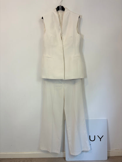 ZARA. Conjunto blanco de chaleco y pantalón