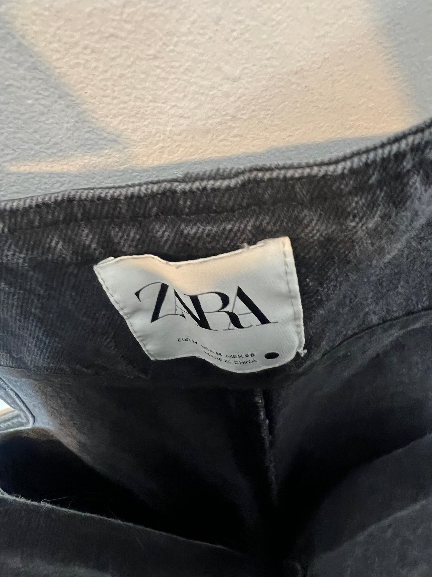 ZARA. Peto denim negro efecto desgastado. T M