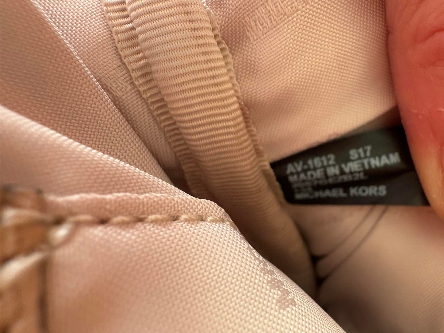 MICHAEL KORS. Mochila mediana piel tachuelas