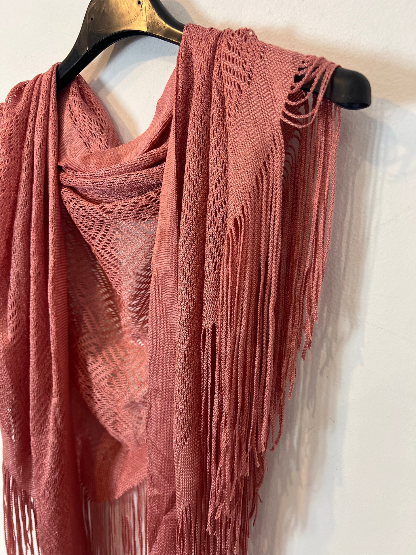 OTRAS. Pañuelo rosa flecos