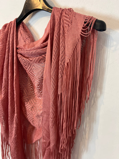 OTRAS. Pañuelo rosa flecos