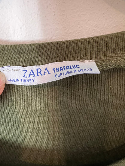 ZARA. Camiseta verde detalle encaje. T M