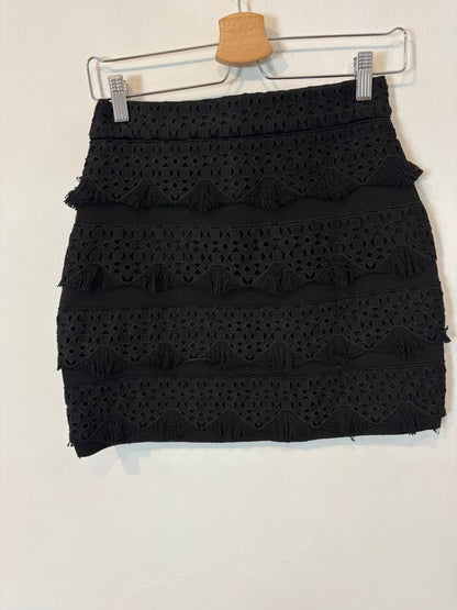 MAJE. Falda negra flecos
