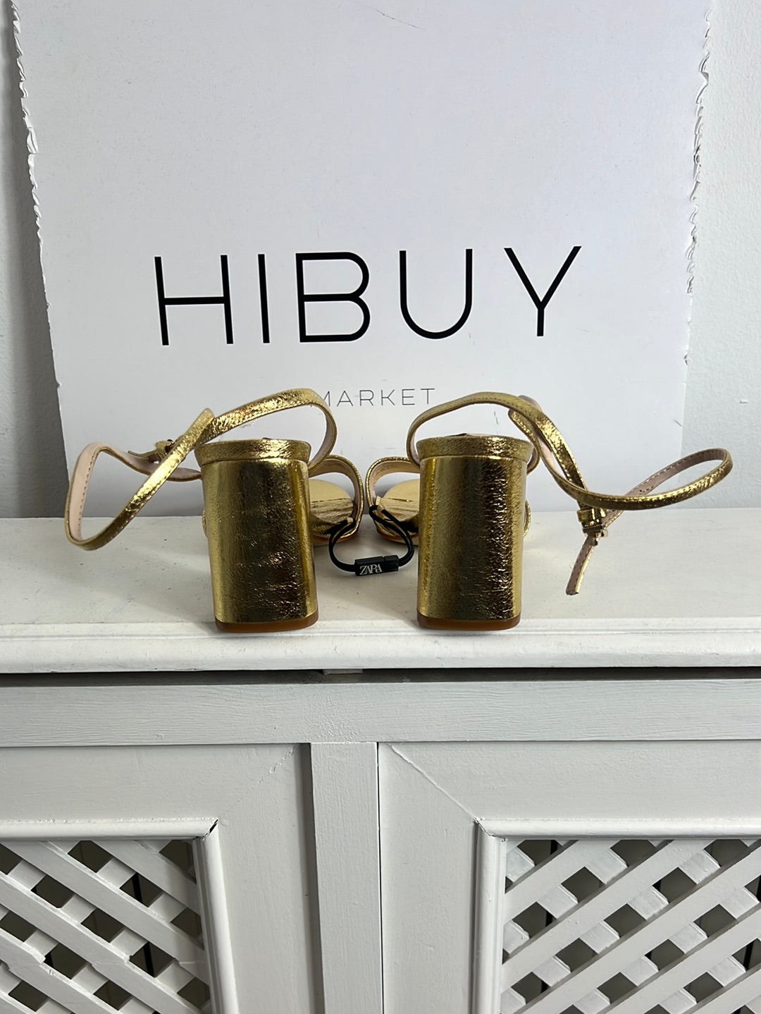 ZARA. Sandalias doradas tiras. T 38