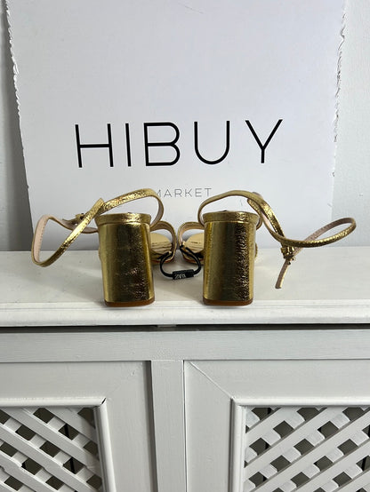 ZARA. Sandalias doradas tiras. T 38