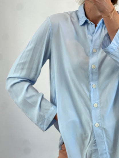 GUITARE. Blusa azul claro fluida. T M