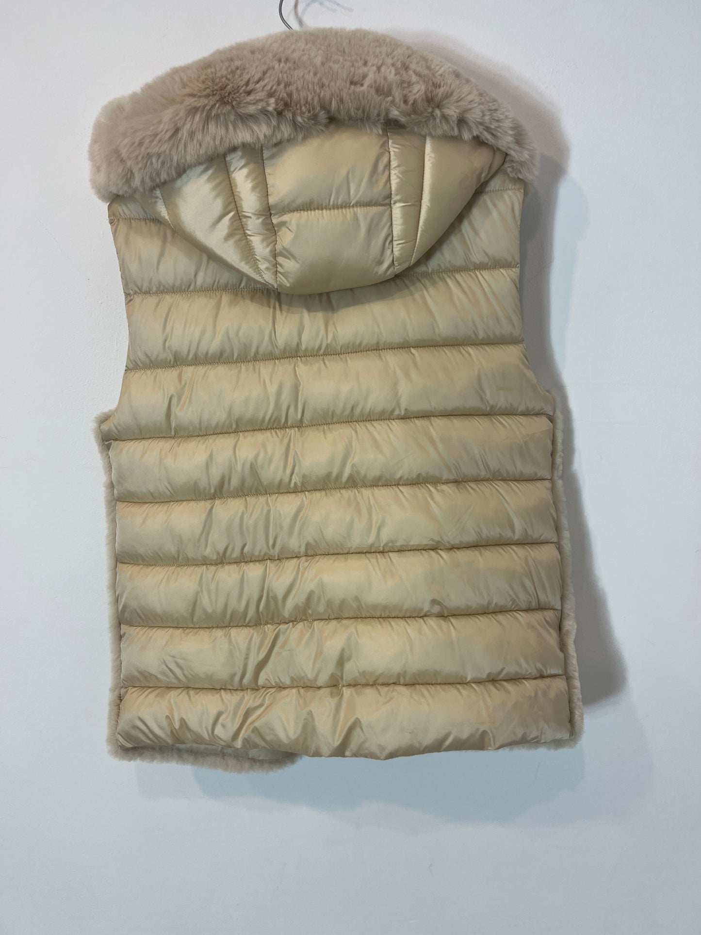 EMME MARELLA. Chaleco pelo beige T.38