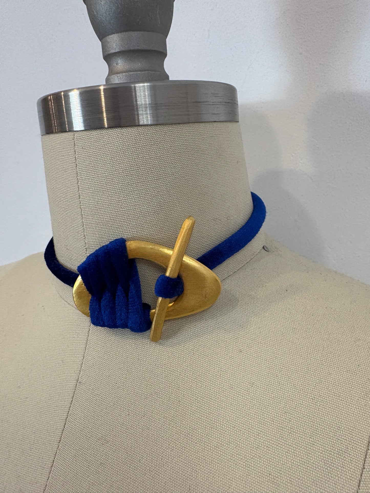OTRAS. Choker dorado terciopelo azul