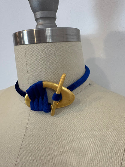 OTRAS. Choker dorado terciopelo azul
