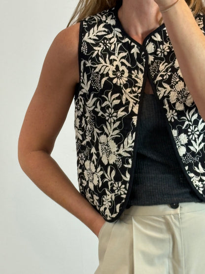 OTRAS. Chaleco negro bordados