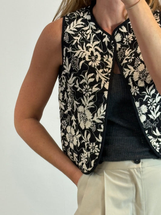 OTRAS. Chaleco negro bordados