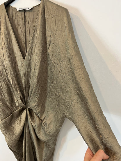 ZARA. Vestido verde textura T.m