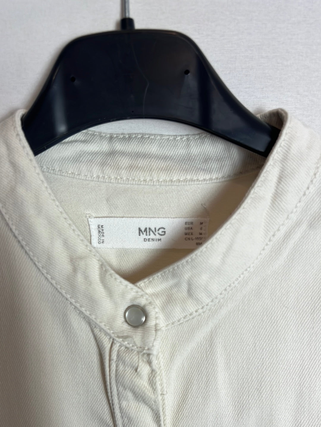 MANGO. Blusa denim color crudo volante. T M