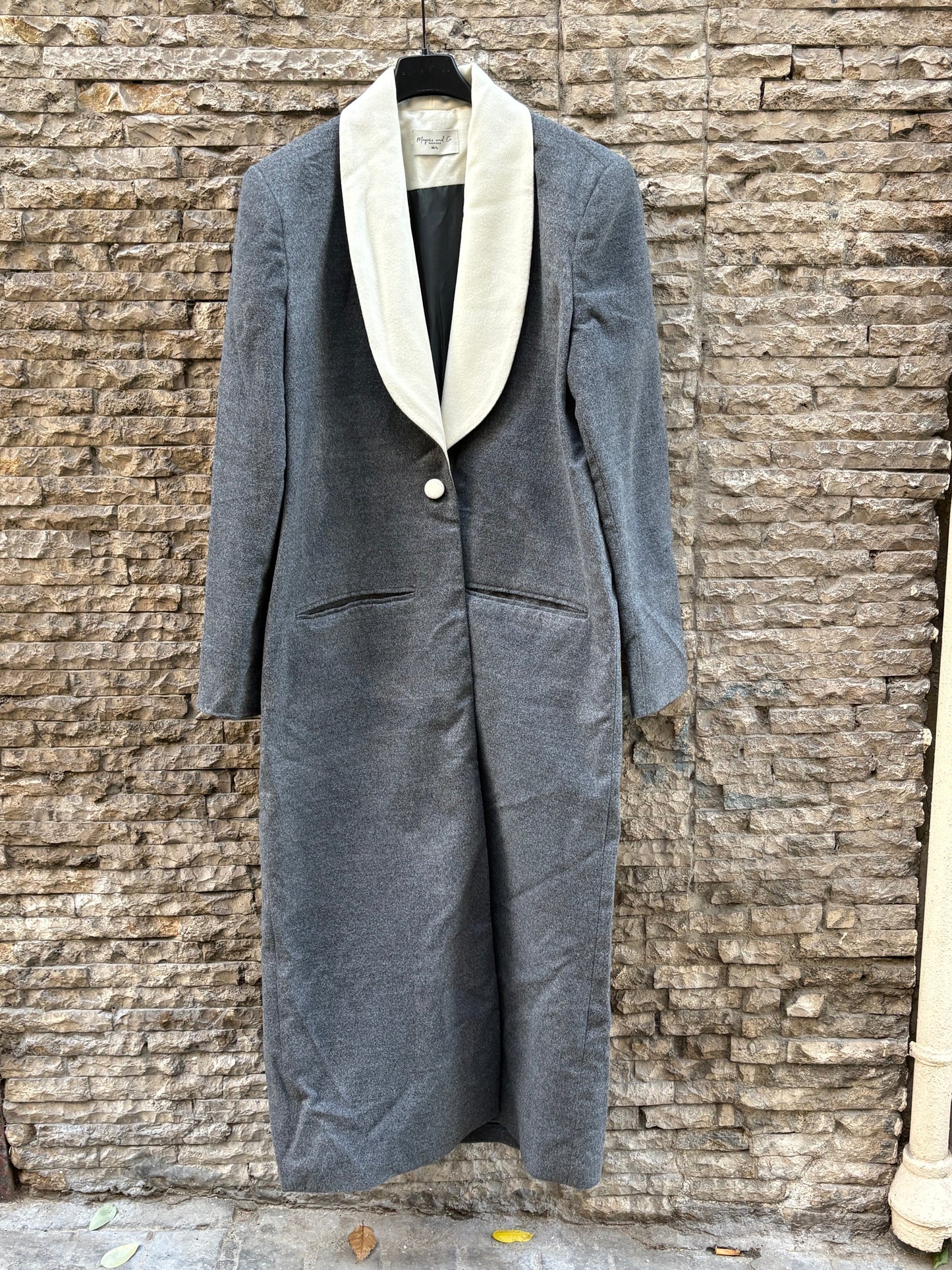 MAQUIS AND CO. Abrigo largo gris solapa