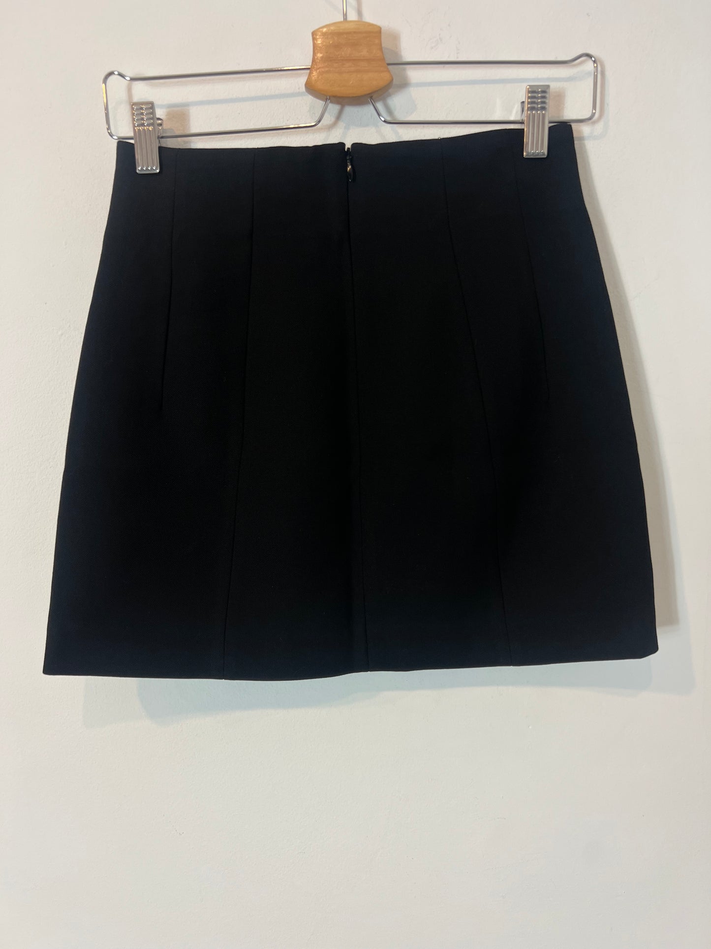 ZARA. Falda negra pinzas. T XS