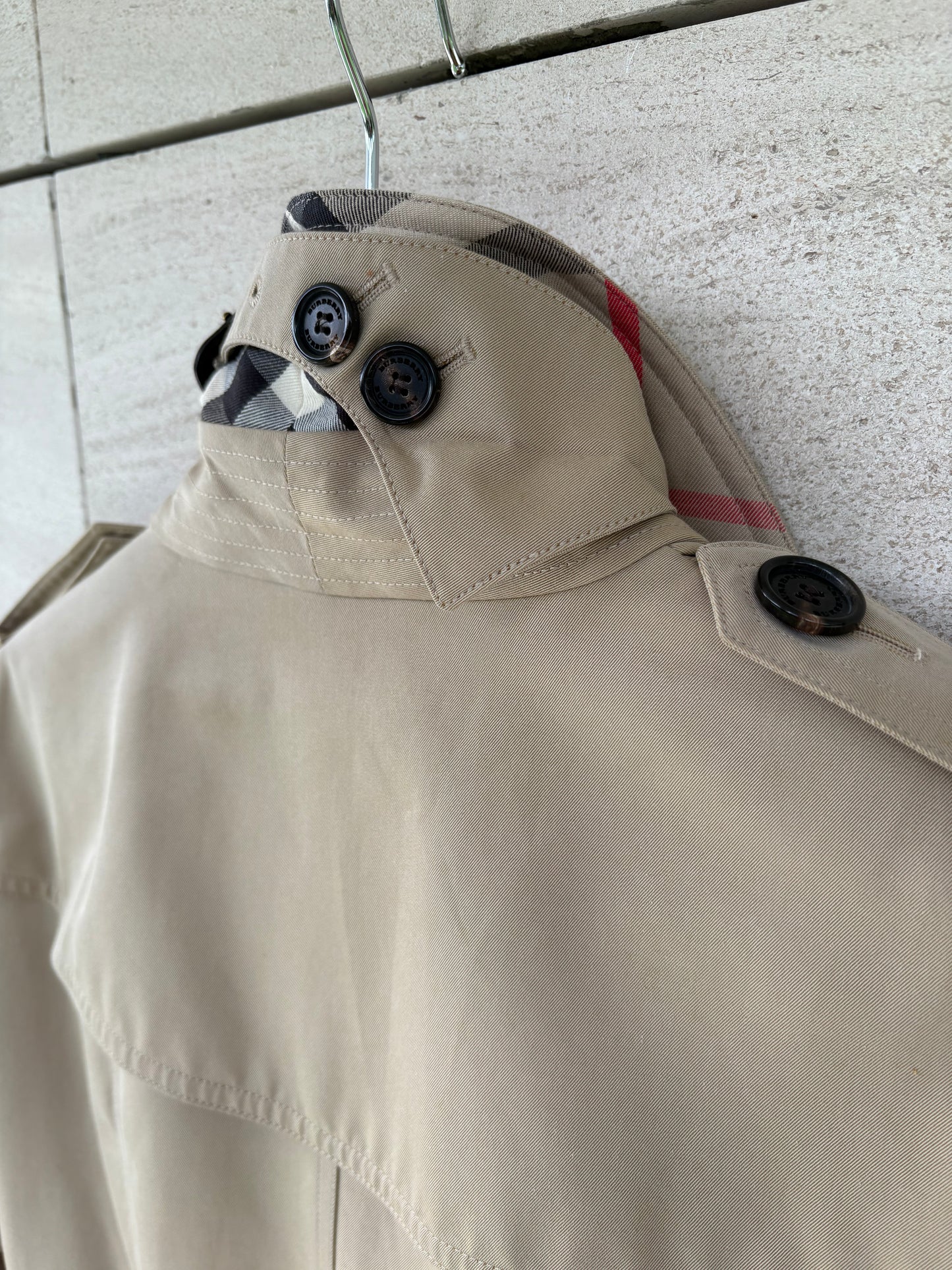 BURBERRYS. Gabardina beige doble botonadura