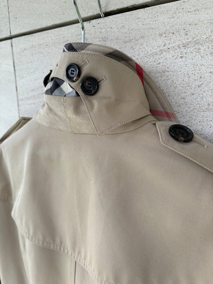 BURBERRYS. Gabardina beige doble botonadura