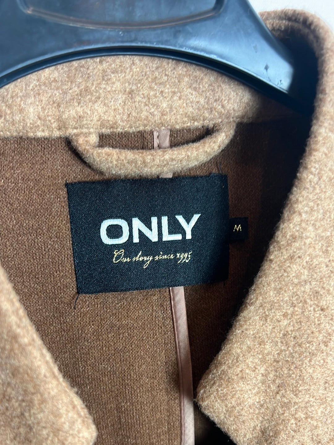 ONLY. Abrigo paño camel con cinturón. T M