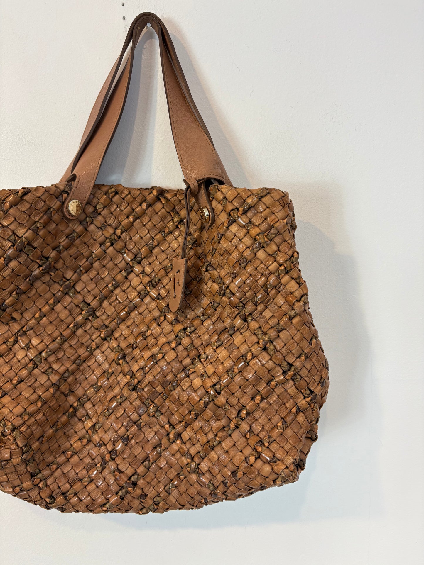 FURLA. Bolso de hombro piel trenzada