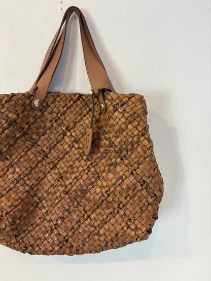 FURLA. Bolso de hombro piel trenzada