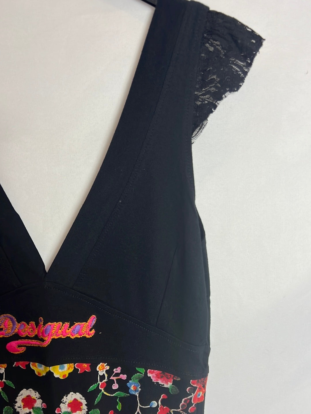 DESIGUAL. Vestido negro escote espalda. T M