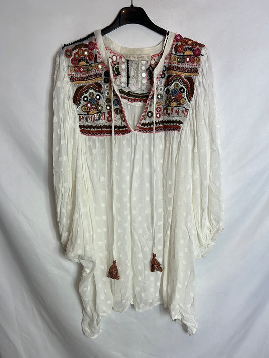 ZARA. Flowy blouse with colorful embroidery. TM